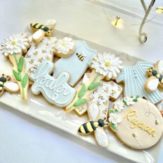 Sweet as can bee sweets🐝 
.
.
.

#cookiedecorating #customcookies #timeforcookies #sugarcookies #sugarcookiedecorating #cookiesthatinspire #cookieideas #cookieart #royalicingcookies #cookier #instacookies #partycookies #cookieoftheday #cookielove #cookieboss #cookiegram #virginiabaker #novabaker #novamom #dmvfoodie #virginiabakery #virginiabakers #dmvfoodie #fairfaxva #fairfaxvirginia #northernvirginia #dcsmallbusiness #dcfood #birthdaycookies #sweetascanbee #sweetascanbeecookies