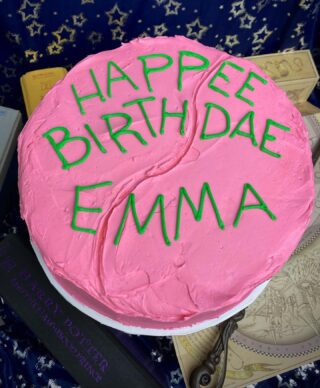 WHAT A FUN CAKE. And easy too 😆 Emma wanted a Harry Potter birthday cake replica. Gotta say, it’s one of my favorites so far 😜
.
.
.
#birthdaycake #buttercreamcake #instabakes #instabakers #funcakes #stylishcakes #funcakes #Cakedealer #BakerLife #cakesdaily #bakeyourworldhappy #cakesinstyle #cakeinspo #cakesofinstagram #cakedecorating #cakedesign #baking #homemade #cakedecorators #buzzfeedfood #cakegram #thebakefeed #sweettooth #instacake #virginiabaker #dmvfoodie #buttercreamlove #buttercreamdesign #harrypottercake