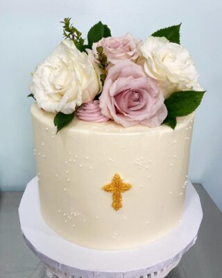 I can still smell these roses 🌹
.
.
.

#weddingcake #Baptismcake #dcweddings #dcwedding #dcbride #virginiawedding 
#buttercreamlove #buttercreamdesign #BakerLife #cakesdaily #floralcake #howtocakeit #cakesinstyle #cakeinspo #buttercreamfrosting #buttercreamcakes #cakesofinstagram #cakedesign #baking #floralwedding #buzzfeedfood #cakegram #thebakefeed #sweettooth #instacake #instabakes #instabakers #stylishcakes #Cakedealer