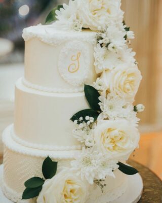 These roses were EVERYTHING 😍 
.
.
.
#weddingcake #Ido #dcweddings #dcwedding #dcbride #virginiawedding 
#buttercreamlove #buttercreamdesign #BakerLife #cakesdaily #floralcake #howtocakeit #cakesinstyle #cakeinspo #buttercreamfrosting #buttercreamcakes #cakesofinstagram #cakedesign #baking #floralwedding #buzzfeedfood #cakegram #thebakefeed #sweettooth #instacake #instabakes #instabakers #stylishcakes #Cakedealer