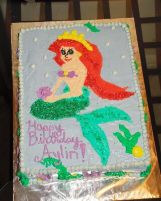 HAPPY NATIONAL CAKE DECORATING DAY! Lets take a stroll down memory lane to some of the cakes I made during my first year of cake decorating 😅 The first pic is actually one of the very first I made. It was for about 5 people and I decided to make half a sheet cake 🤣 Oh boy! Still one of my favorites!! We all start somewhere right? 🧜🏻‍♀️
.
.

#birthdaycake #buttercreamcake #instabakers #funcakes #stylishcakes #funcakes #Cakedealer #BakerLife #cakesdaily #bakeyourworldhappy #cakesinstyle #cakeinspo #cakesofinstagram #cakedecorating #cakedesign #baking #homemade #cakedecorators #buzzfeedfood #cakegram #thebakefeed #sweettooth #instacake #virginiabaker #dmvfoodie #buttercreamlove #buttercreamdesign #nationalcakeday #nationalcakedecoratingday