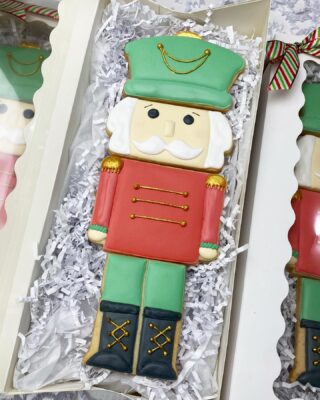 LOVE. Anyone else obsessed with Nutcrackers? ❤️ These cuties are 10.5” tall!

.
.

#cookiedecorating #customcookies #timeforcookies #sugarcookies #sugarcookiedecorating #cookiesthatinspire #cookieideas #cookieart #royalicingcookies #cookier #instacookies #partycookies #cookieoftheday #cookielove #cookieboss #cookiegram #virginiabaker #novabaker #novamom #dmvfoodie #virginiabakery #virginiabakers #dmvfoodie #fairfaxva #fairfaxvirginia #northernvirginia #dcsmallbusiness #dcfood #christmascookies