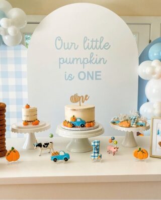 Sweetest little pumpkin display EVER! 🛻
.
Event Design @prettymagicalevents
.
.
.

#birthdaycake #buttercreamcake #instabakes #instabakers #funcakes #fondanttopper #funcakes #Cakedealer #babyshower #BakerLife #cakesdaily #bakeyourworldhappy #howtocakeit #cakesinstyle #cakeinspo #cakesofinstagram #cakedecorating #cakedesign #baking #homemade #cakedecorators #buzzfeedfood #cakegram #thebakefeed #sweettooth #instacake #virginiabaker #dmvfoodie #buttercreamlove #buttercreamdesign